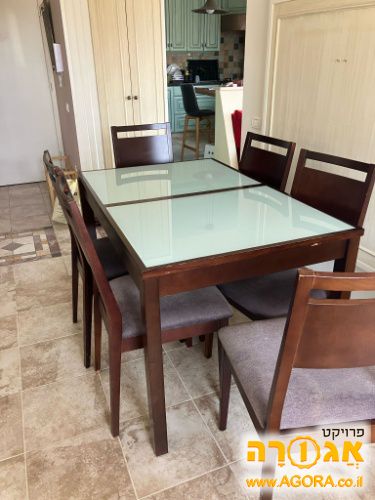 שולחן אוכל וכיסאות