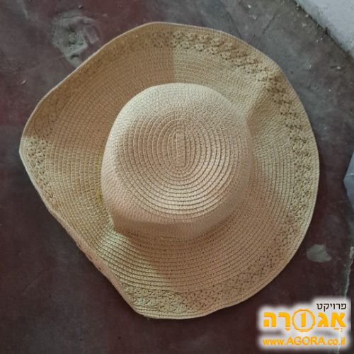 כובע קש במצב מצויין