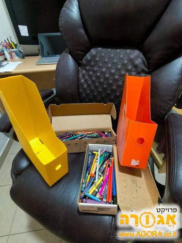 צבעים מסוגים שונים ומשולשים קטלוגיים