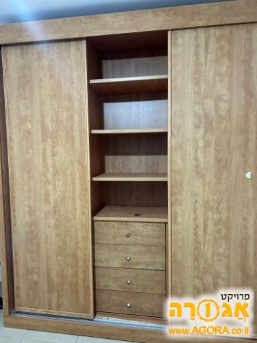 ארון עץ לחדר שינה