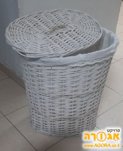 סל כביסה לבן עשוי קש