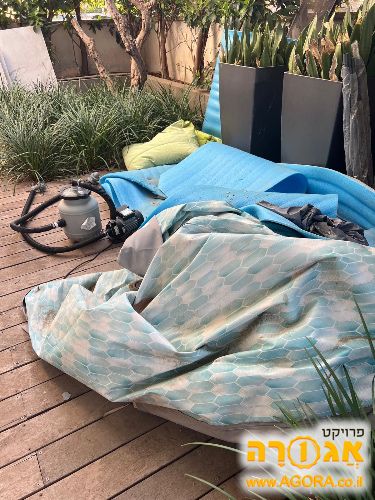 בריכה של אינטקס מפורקת עם משאבה