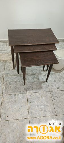 שלוש שולחנות מתחברים