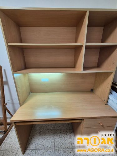 כוננית עם שולחן