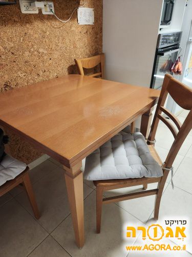 שולחן אוכל וכיסאות