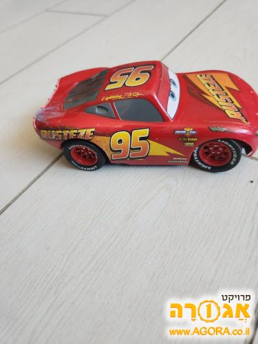 מכונית צעצוע קטנה