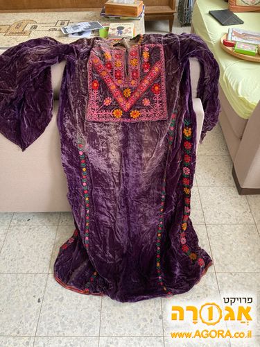שמלת קטיפה סגולה רקומה