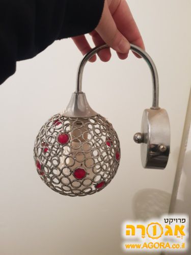 מנורה עגולה בצבע כסף עם אבנים אדומות