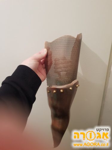 מנורה מיוחדת, מאורכת בצבע ברונזה