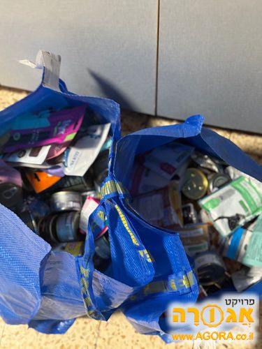 שני שקים של אוכל רטוב וחטיפים לחתולים