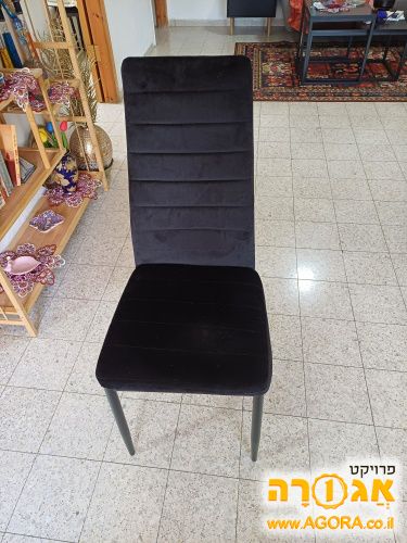 4 כסאות בצבע שחור