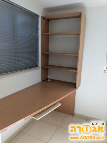 שולחן כתיבה וכוננית