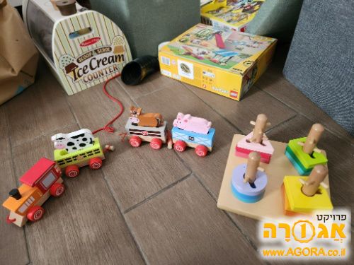 רכבת עץ ומשחק התאמה לפעוטות