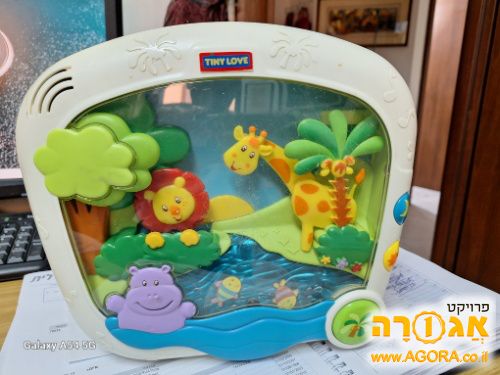צעצוע מנגן להרדמת תינוק במיטה