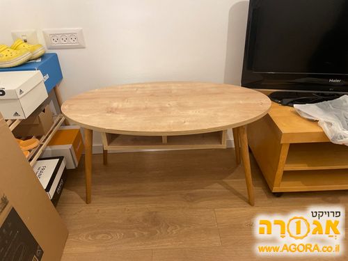 שולחן לסלון בצבע עץ בהיר