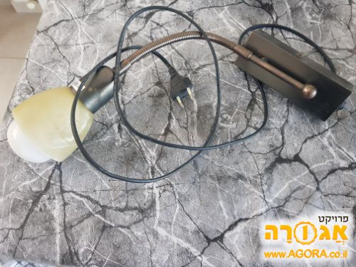 מנורת ברונזה עם זרוע מתכווננת חיבור לקיר