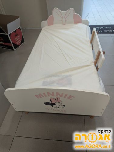 מיטת מעבר לבנה