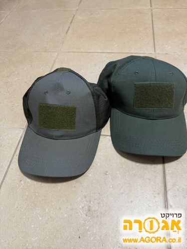 שני כובעי מצחיה בצבע צבאי