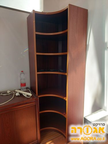 שידת מדפים גבוהה
