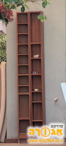 שתי כונניות "בילי" צרות של איקאה