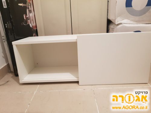 שידה צפה לבנה של איקאה עם דלת הזזה