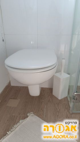 אסלה לבנה תלוייה במצב מושלם