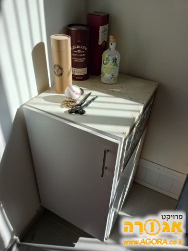 הארונית שבתמונה