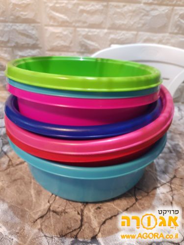 מגוון קערות פלסטיק בצבעים וגדלים שונים
