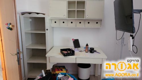 שולחן כתיבה+כוננית+מדפי אחסון תלויים
