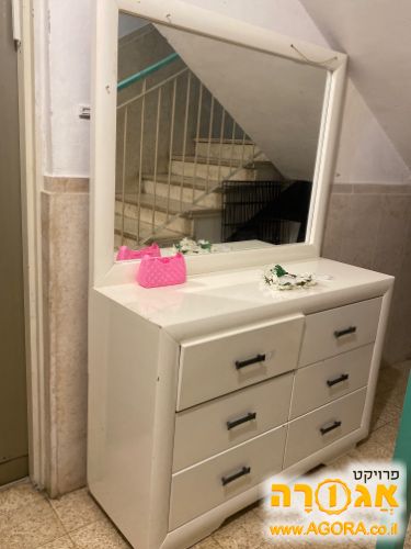 שידה עם מגירות ומראה