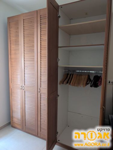 ארון עץ גדול משומש במצב טוב