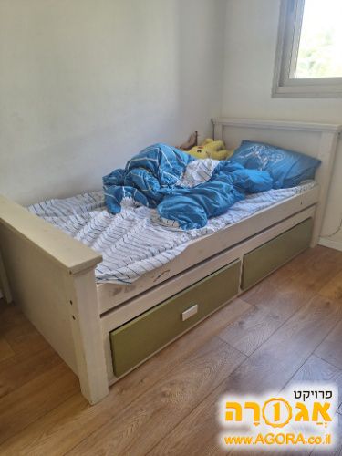 מיטה זוגית ומיטת נוער