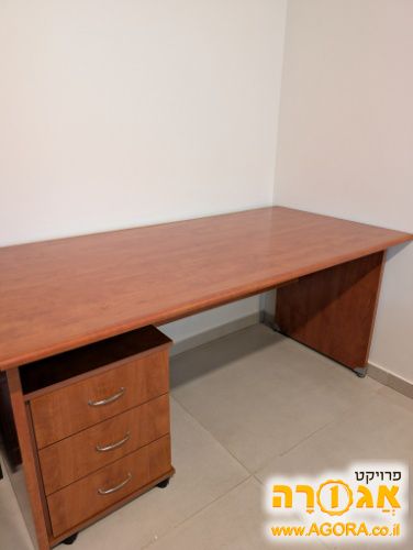 שולחן עבודה משומש במצב טוב