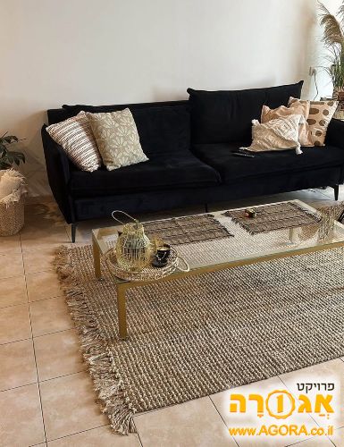 ספה שחורה גדולה ונוחה
