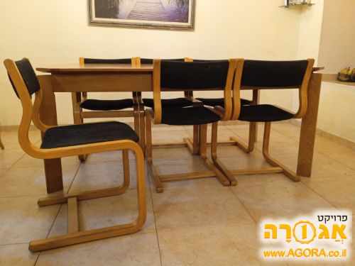 כסאות ושולחן