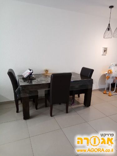 שולחן אוכל ו 4 כסאות