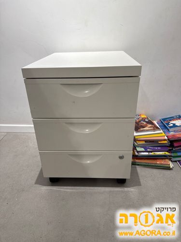 שידה לבנה