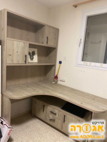 שולחן לתלמיד+מדפים וארונית
