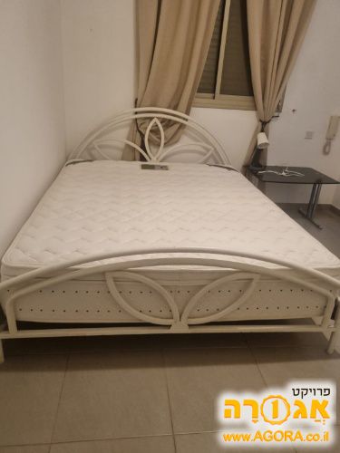 מיטה זוגית עם מזרן