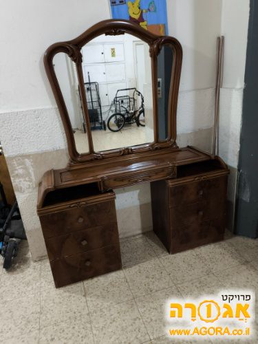 שידת איפור עם מראה
