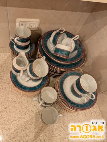סט כלים: צלחות וכוסות