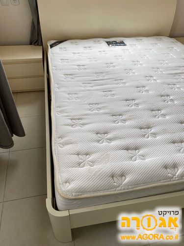 מיטה זוגית לבנה ו-2 שידות צד