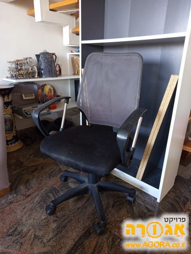 כיסא משרדי עם גלגלים