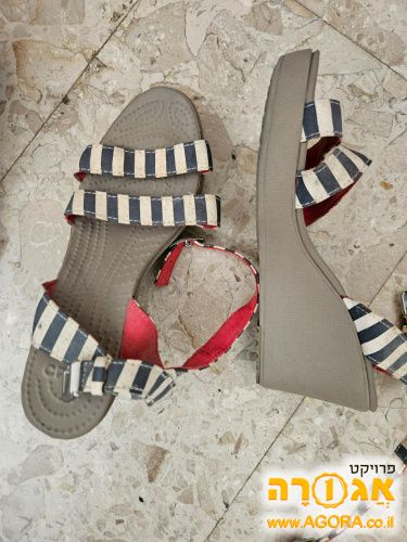 קרוקס על עקבים