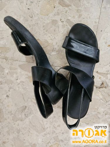 סנדלים שחורים