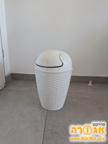 פח אשפה קטן עם מכסה