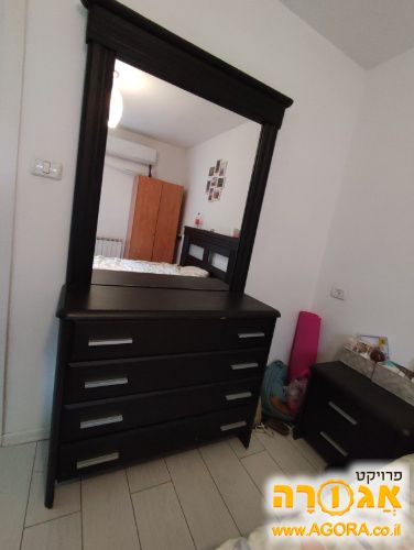 שידת מגירות עם מראה