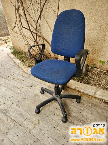 כסא משרדי אחד
