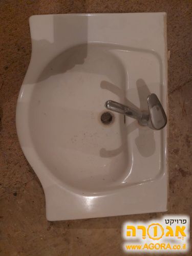 כיור אמבטיה עם ברז