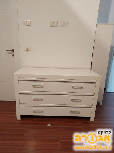 שידה לבנה